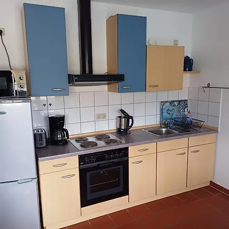 2, Strandstrasse 28 *