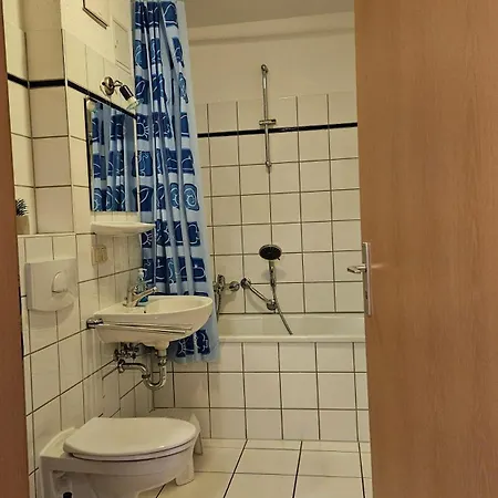 2, Strandstrasse 28 *